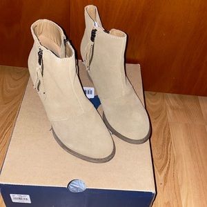 AE Tan heeled booties